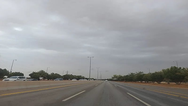 شاهد.. طوابير سيارات تمتد لأكثر من 3 كيلومترات بطريق الثمامة