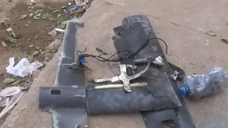 بالفيديو.. لحظة تحطم  مسيَّرة مفخخة لميليشيات الحوثي بعد إسقاطها بحيس