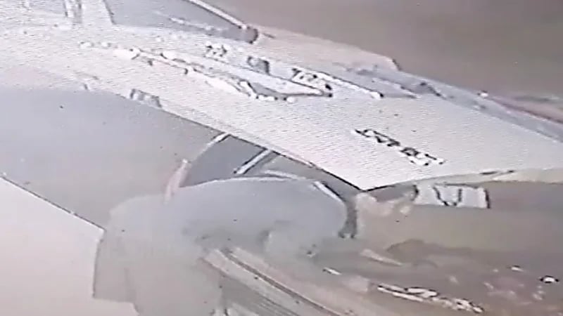 شاهد.. سرقة مفطح من داخل سيارة متوقفة في شارع عام بالمملكة