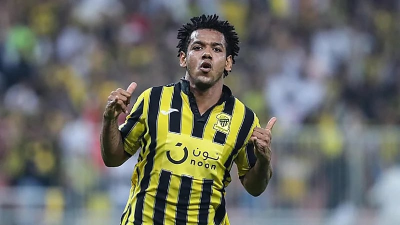 الاتحاد يسلم رومارينيو مقدم العقد الجديد