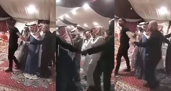 فيديو| شاعر سعودي يحيط به حراس شخصيون يثير سخرية مواقع التواصل