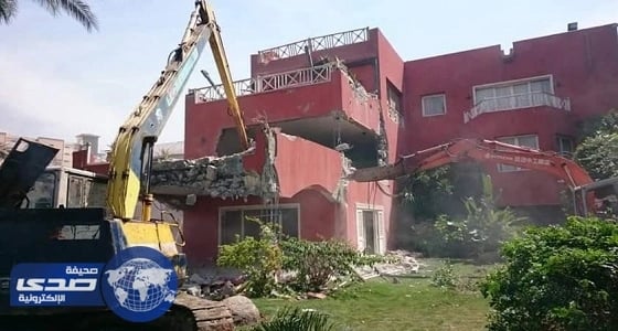 بالصور.. مشجعة هلالية تدرس الكيمياء داخل المدرجات