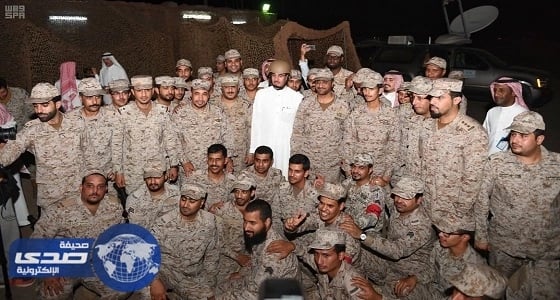 بالصور.. العواد يتناول وجبة الإفطار مع الجنود المرابطين بالحد الجنوبي