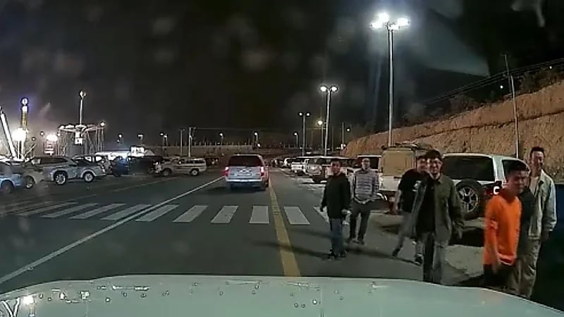 شاب سعودي يفاجئ سياح صينيين بإجادته لغتهم في النماص.. فيديو