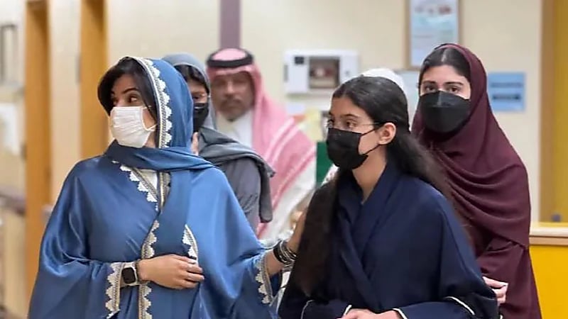زيارة الأميرة ريم بنت الوليد بن طلال و بناتها ترسم البسمة على وجوه المرضى في يوم إنساني.. فيديو