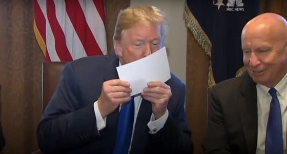 بالفيديو.. ترامب يقبل نموذج الضرائب الجديد