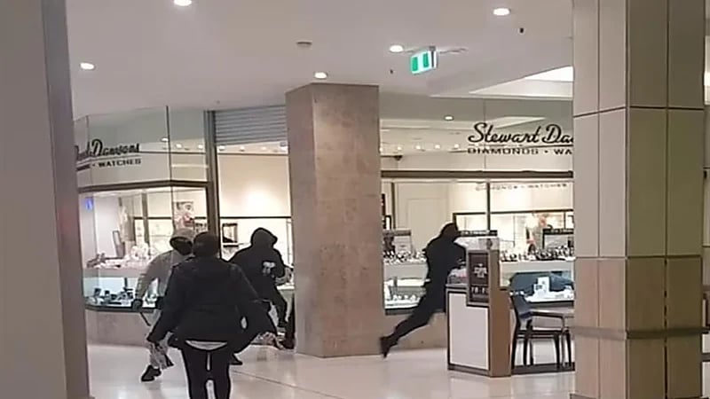 شاهد.. لحظة اقتحام لصوص متجر وسرقة المجوهرات