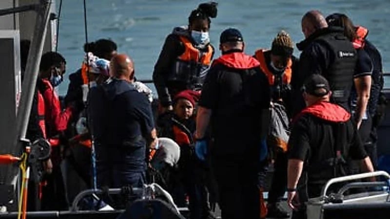 مسؤولون ببريطانيا يجبرون الأطفال اللاجئين على الكذب