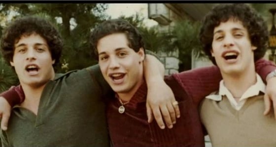 بعد 19 عاما.. 3 توائم تفرقوا في صغرهم وجمعتهم الصدفة