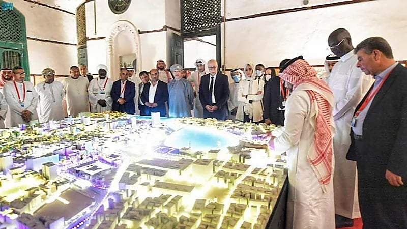 وزراء المالية والاقتصاد العرب في تجوال لجدة التاريخية