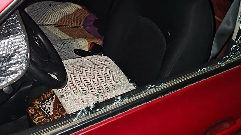 تضرر سيارات متوقفة بعد اطلاق مجهول النار عليها