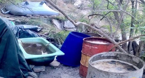 بالصور.. إتلاف مصنع للخمور بأحد الأودية لاحتوائه على 2500 لتر من المسكرات