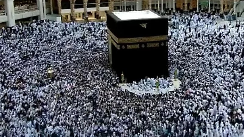 بالفيديو.. حشود غفيرة من المعتمرين في صحن الطواف في آخر جمعة من شعبان