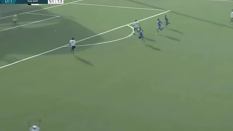 لحظة اقتحام لاعب بديل الملعب ليمنع الكرة من دخول المرمى .. فيديو