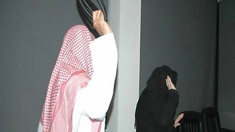 التحقيق في اعتداء رجل على زوجته بآلة حادة بجدة