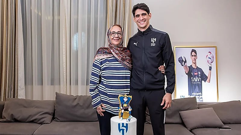 بونو يحتفل مع والدته بعد حصوله على جائزة أفضل حارس .. صور