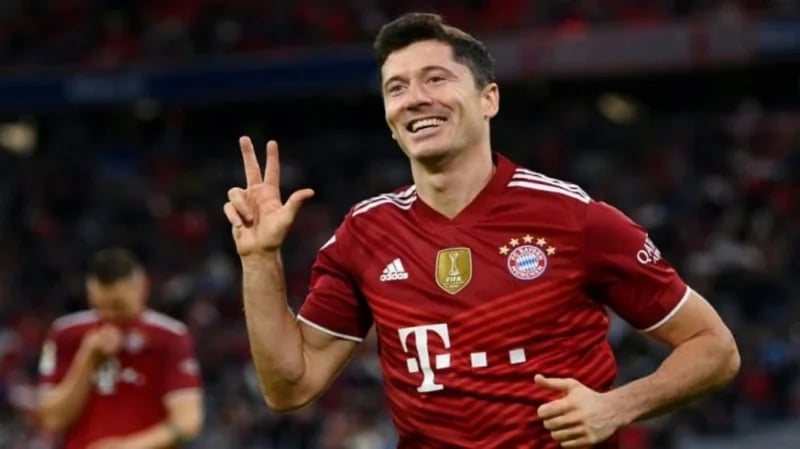 لص يسرق "ليفاندوفسكي" أثناء تحيته للمشجعين