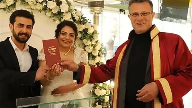 شاب تركي يقيم حفل زفافه في نفس مكان وقوع الزلزال