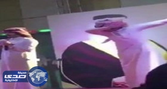 منشد مهرجان بالطائف يؤدي رقصة " الداب "