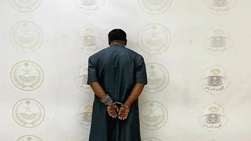 القبض على مقيم لقيامه بنشر إعلانات حملات حج وهمية ومضللة.. فيديو