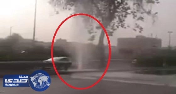 بالفيديو.. ماسورة مياه مكسورة تصنع نافورة بالرياض