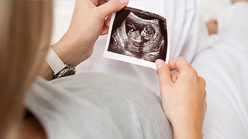 كيف يمكنك سماع نبضات قلب الجنين بالأذن