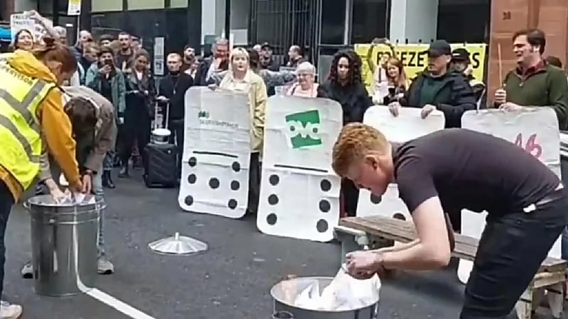 شاهد.. متظاهرون في اسكتلندا يشعلون النيران في فواتير الكهرباء