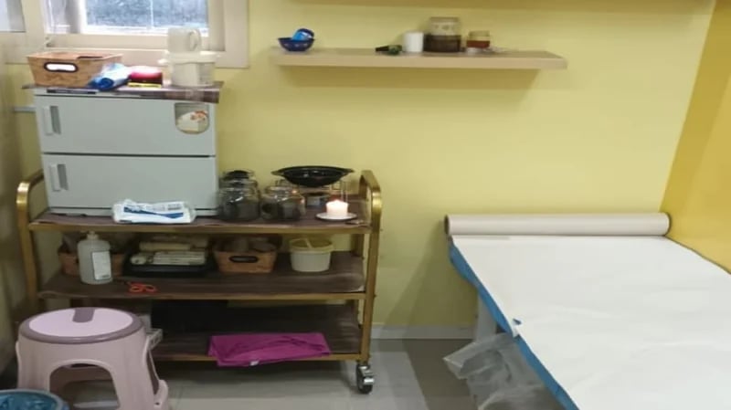 ضبط مخالفة تمارس الطب البديل بدون ترخيص بالرياض