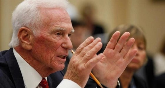 ناسا تنعي أخر إنسان مشى على سطح القمر