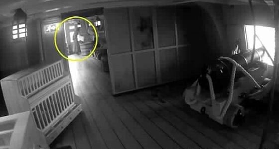 بالفيديو.. شبح قائد سفينة تاريخية يخرج من جدارها