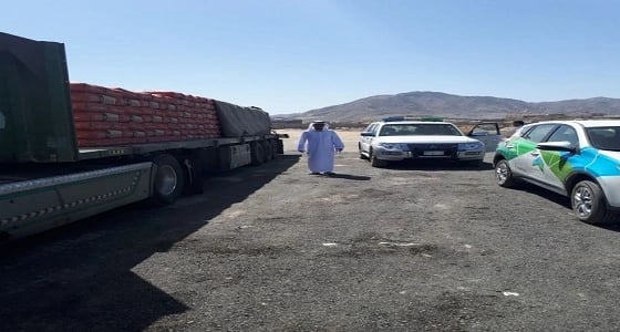 بالصور.. " الشوقية الفرعية " تزيل شاحنات وسط معارضة أصحابها