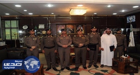 مدير شرطة الجوف يكرم عددًا من الضباط والأفراد