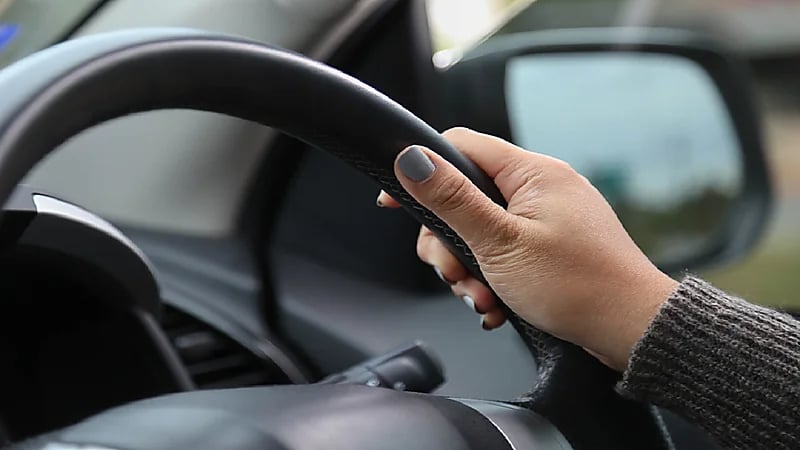 امرأة تسرق شاحنة بداخلها مريض في مطاردة مع الشرطة