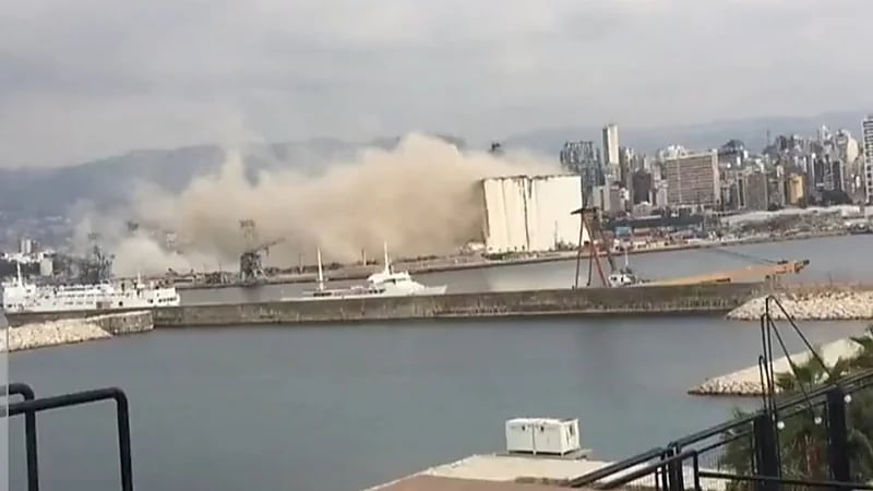 شاهد.. انهيار جزء من صوامع الحبوب في مرفأ بيروت