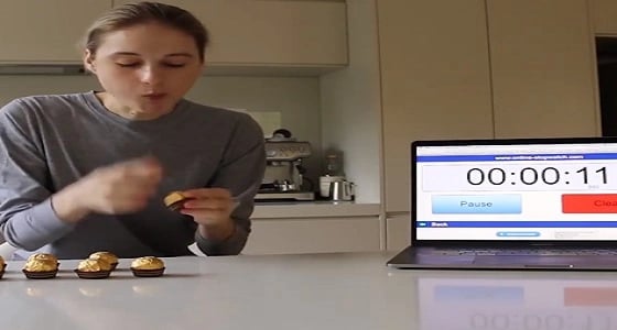 بالفيديو.. فتاة تخوض تحديا غريبا من نوعه