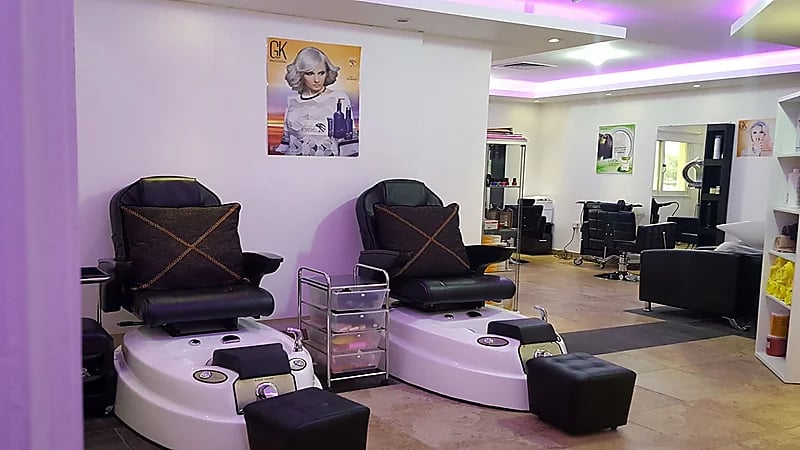 «الشؤون البلدية» توضح حقيقة نقل صوالين التزيين النسائية