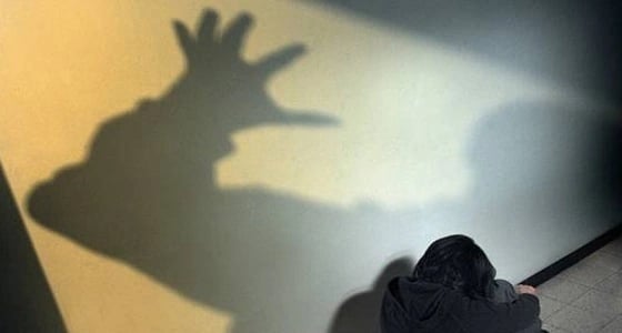 كاميرا المراقبة تفضح معلم ستيني انتهك براءة طفلة