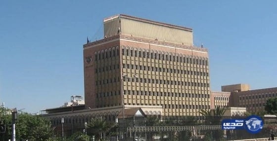 فيديو .. مواطنون يطلقون الرصاص على زرافة ويأكلون لحمها