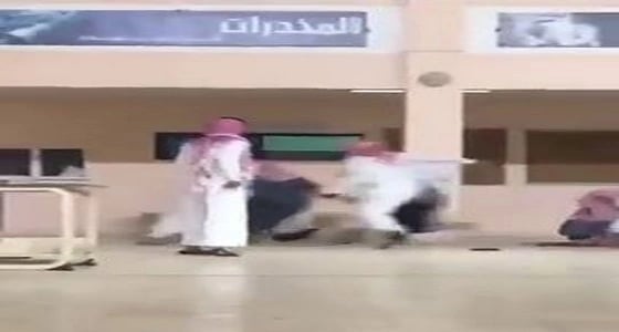 بالفيديو.. طلب غريب لمعلم من الطلاب في مدرسة