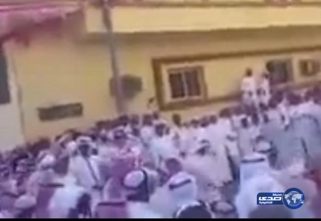 بالفيديو.. صاحب أشهر رشة ملح في العالم يتسبب في دوخة لـ " مارادونا "