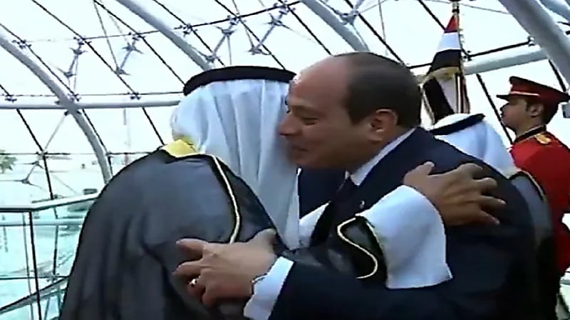 طائرات حربية ترافق طائرة الرئيس المصري لحظة وصوله للكويت.. فيديو