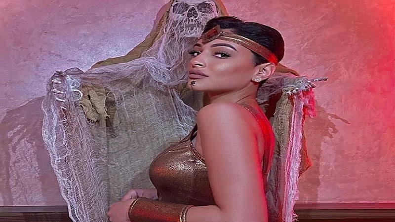 بالفيديو والصور.. شوق الهادي تثير الجدل بملابس "الهالوين"