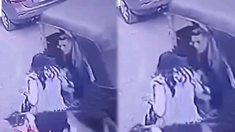 توكتوك يخطف طفلًا من يد والدته في وضح النهار.. فيديو