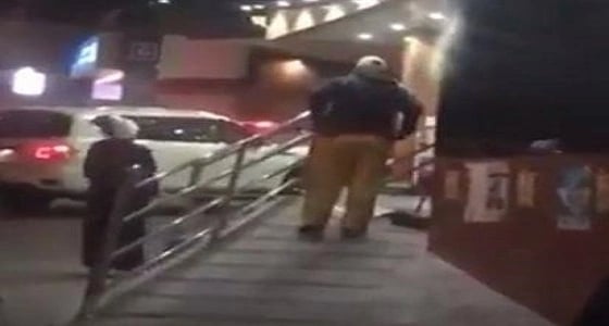 فيديو.. موقف نبيل من مواطنة تجاه عامل نظافة