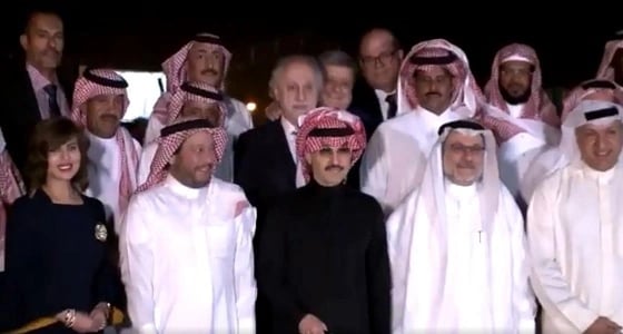 بالفيديو.. الوليد بن طلال يحتفل بـ 53 موظفًا عملوا في مؤسساته
