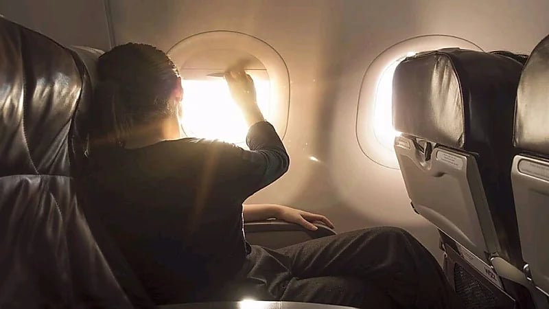 سبب فتح نافذة الطائرة أثناء الإقلاع وخفض الإضاءة عند الهبوط