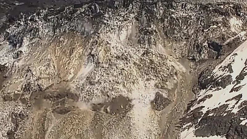 انهيار جليدي كارثي يضرب قرية سويسرية والجيش يتدخل .. فيديو