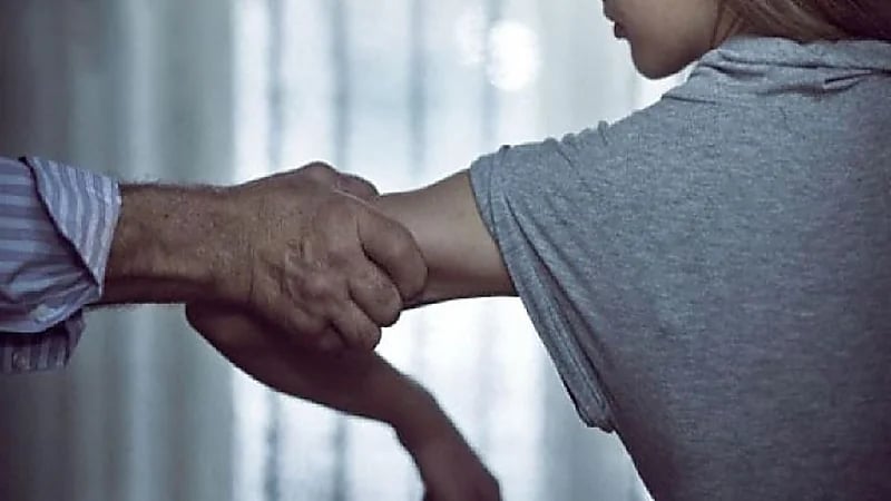 معلم يتحرش بطفلة أثناء إعطائها درساً في منزله