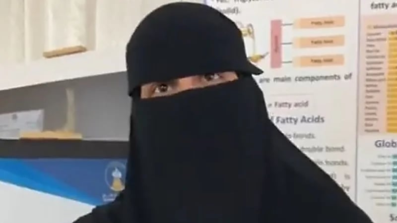 بالفيديو.. أول خليجية تتخصص في علم الزواحف وتصنيفه في حائل