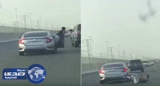 بالفيديو.. سقوط شخص من سيارة مسرعة أثناء مشاجرة مع مركبة أخرى